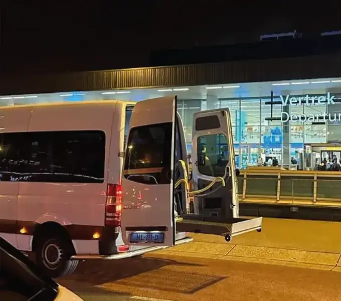 Rolstoelbus bij Schiphol voor reizigers uit Epe